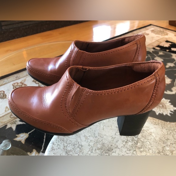 Clarks Bendables, Women’s 9.5, Leather Bootie Shoes, 2.75” Heel, GUC - Picture 1 of 11